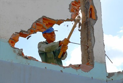 A residential house being demolished to make way for construction of the HCMC-Long Thanh-Dau Giay Highway in District 2 (Photo: SGGP)